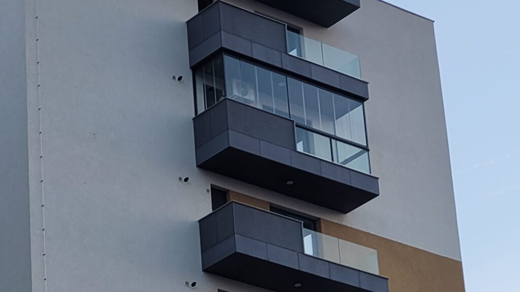 inchiderea balconului cu sticla