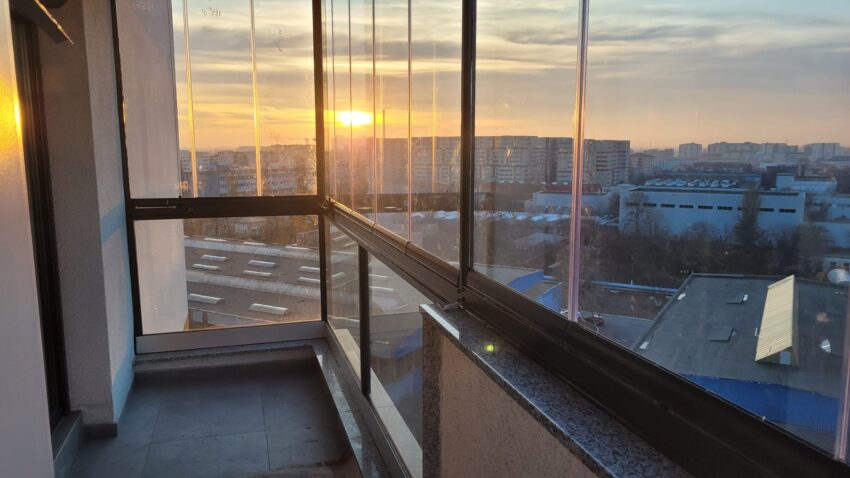 Geamuri glisante pentru închiderea balconului